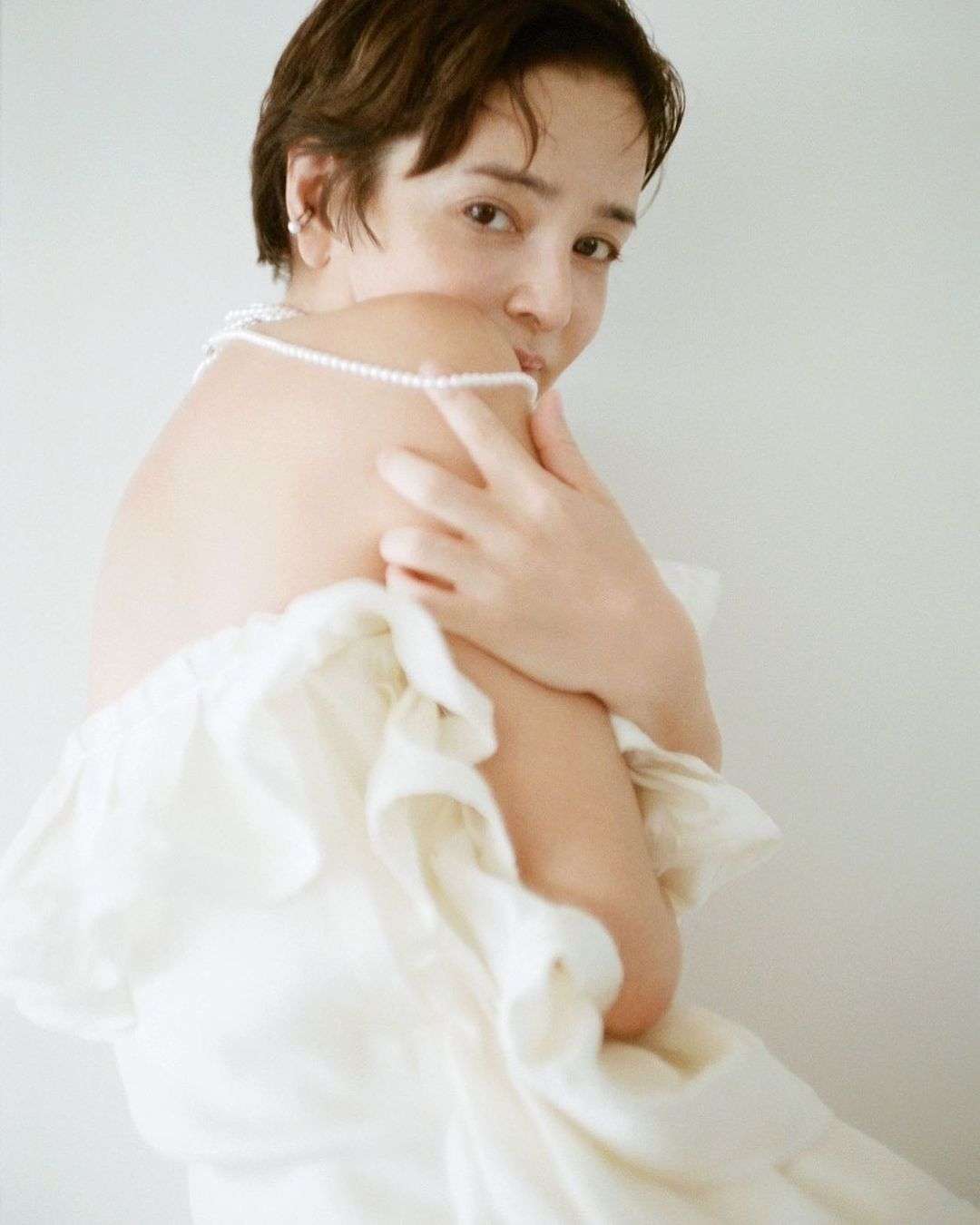 梨花、透き通った“純白”背中ショットを披露 ファン「ギリシャ神話に出てきそう」