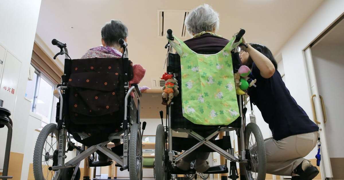 1人で4人介護可能に　政府、生産性向上へ規制緩和検討: 日本経済新聞