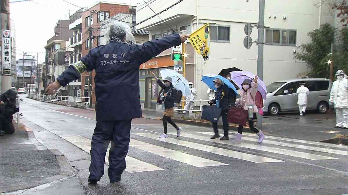 始業式に通学路で交通取り締まり 30分で8件の違反摘発