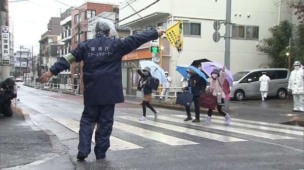 始業式に通学路で交通取り締まり 30分で8件の違反摘発