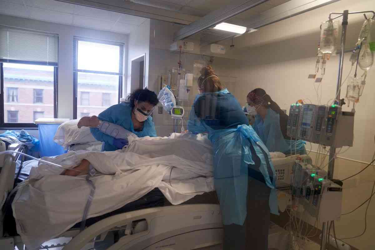 米国の新規感染者が100万人超える、１日当たりの世界最多を更新 - Bloomberg