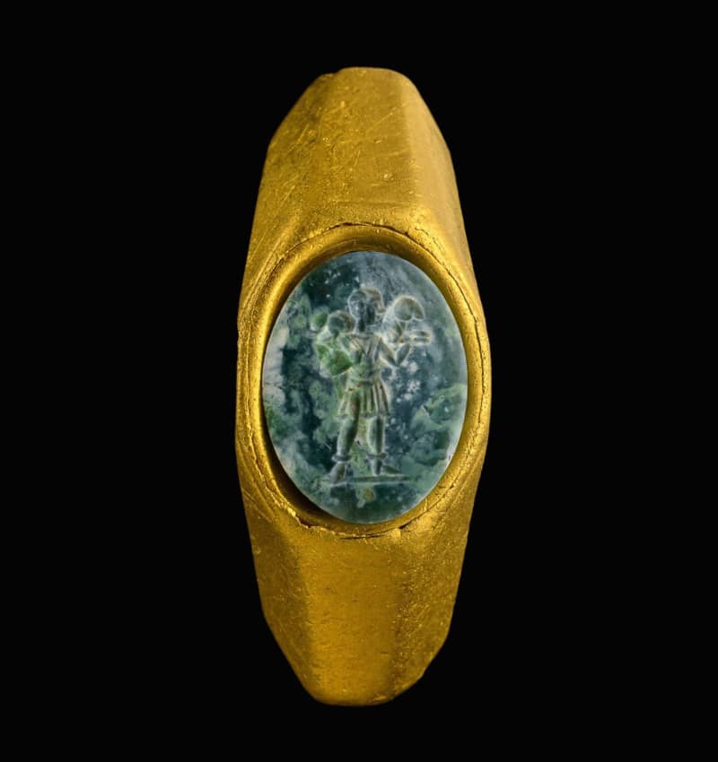 古代ローマの金の指輪発見　イスラエル沖で、大量コインも