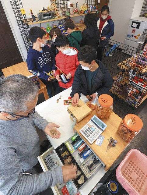 ＜ユースク＞　駄菓子屋さん「銭々恐々」　銀行が硬貨取り扱いを有料化：中日新聞Web