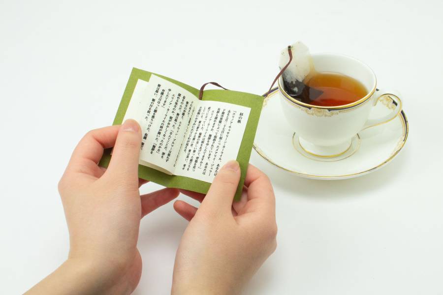 茶葉がひらくのを待ちながら、言葉の世界も楽しめる…！　美大生が発明した「試し読みできる」ティーバッグに大反響