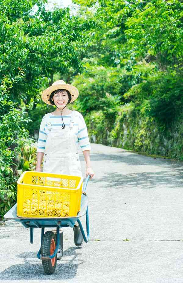 財前直見、大分移住生活15年!3600坪の畑と山の農作業で芽生えた「もったいない精神」