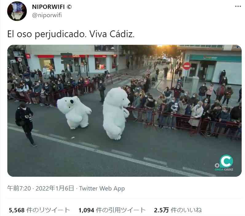 年に一度の行事で首が折れ曲がったまま歩くマスコット　「寝違えたの？」（スペイン）