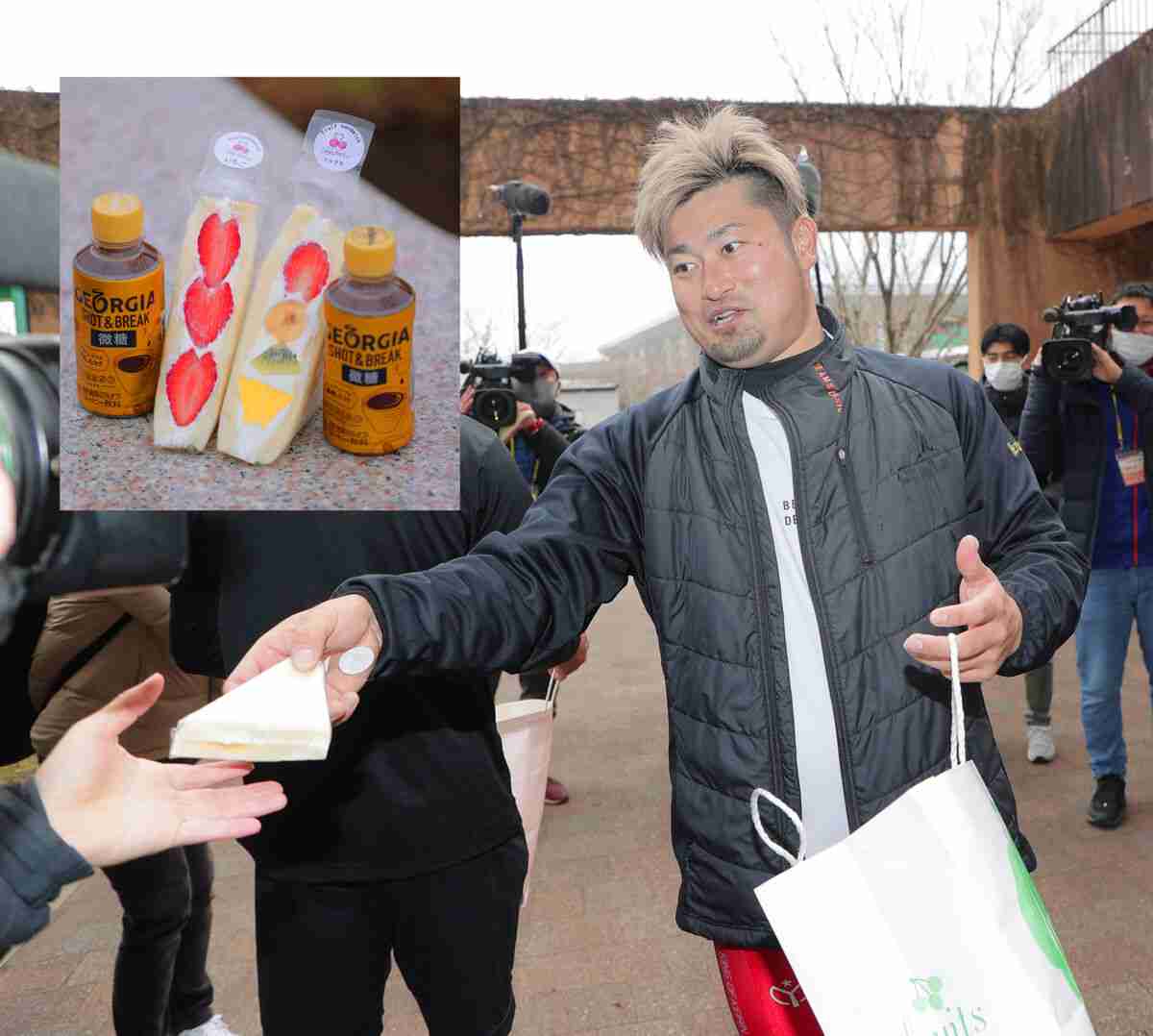 【ソフトバンク】森唯斗がフルーツサンド振る舞う　宮崎市で自主トレ公開 : スポーツ報知