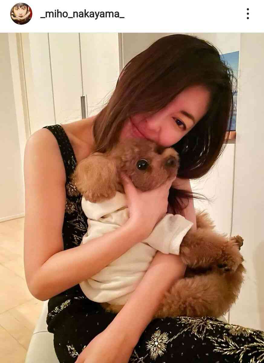 中山美穂、51歳の近影…愛犬との2ショットに「すごい綺麗で可愛い」「若い」と反響