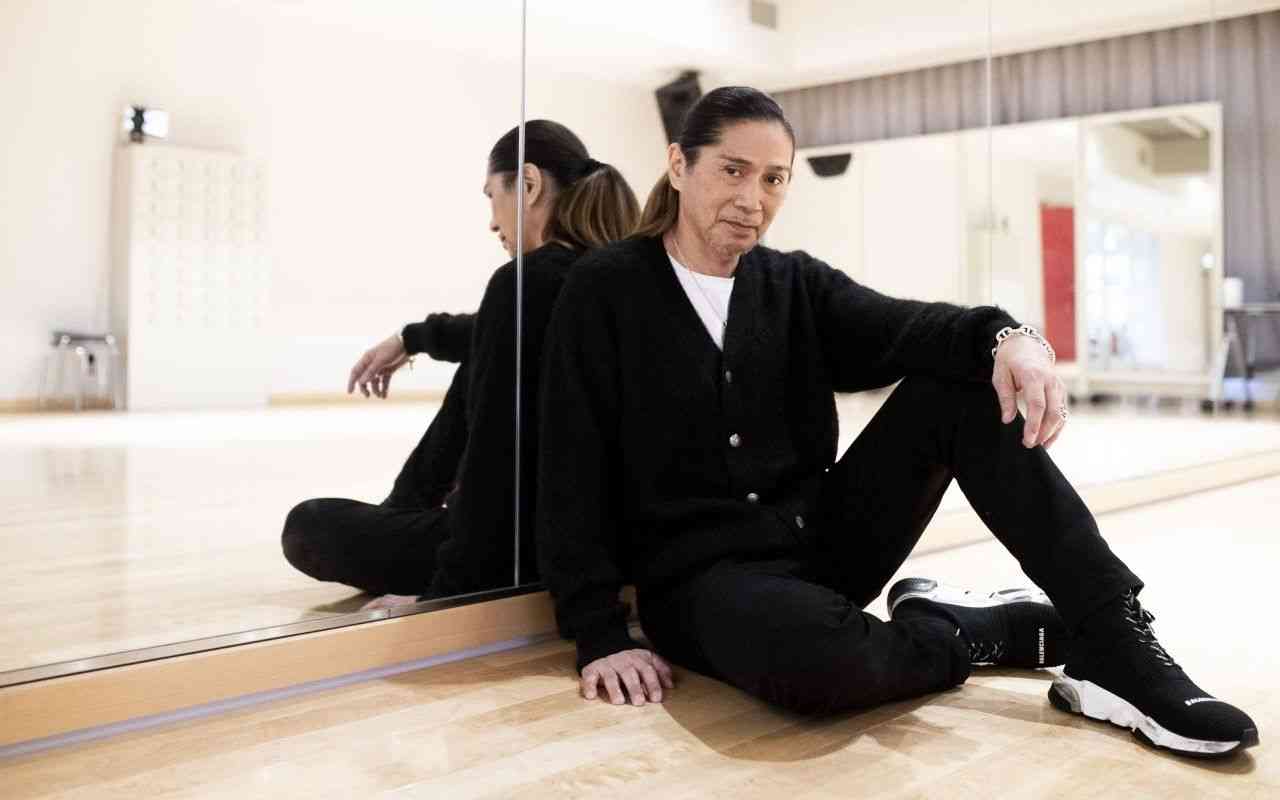 15歳から踊り続け…還暦を迎えたTRFダンサーSAMは“老い”とどう向き合うのか「70に向けてそろそろ髪を切りたい」 | 文春オンライン