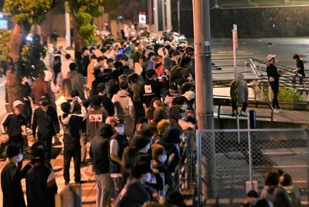 「仲間が警官に暴行された」　若者300人以上が警察署を取り囲み騒ぎに　沖縄（沖縄タイムス） - Yahoo!ニュース