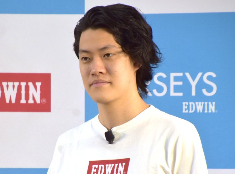 霜降り明星・粗品、YouTubeで一般女性との結婚発表 27日に婚姻届提出