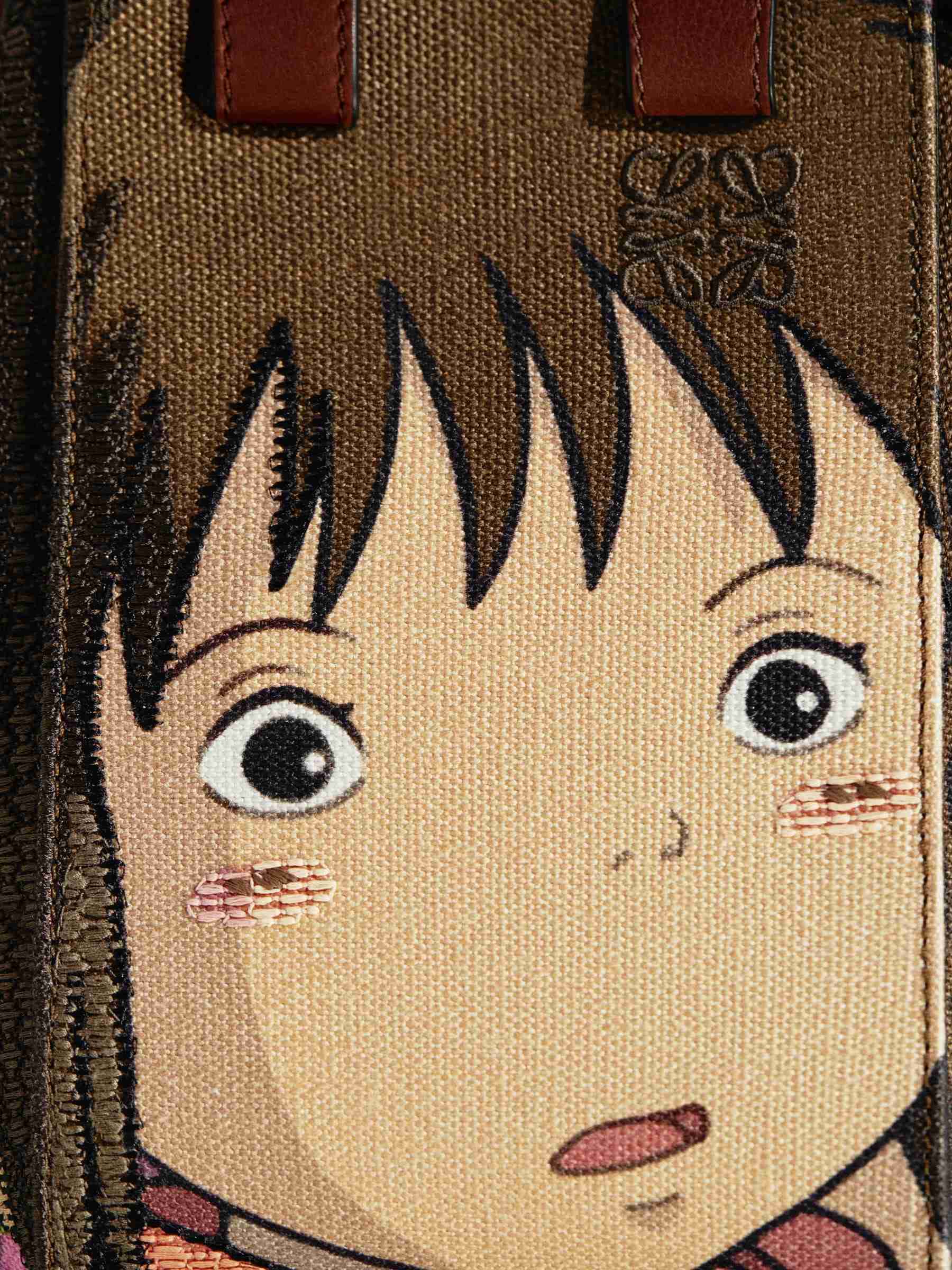 ロエベが「千と千尋の神隠し」コレクション発売　千尋やハクがウェアやバッグに