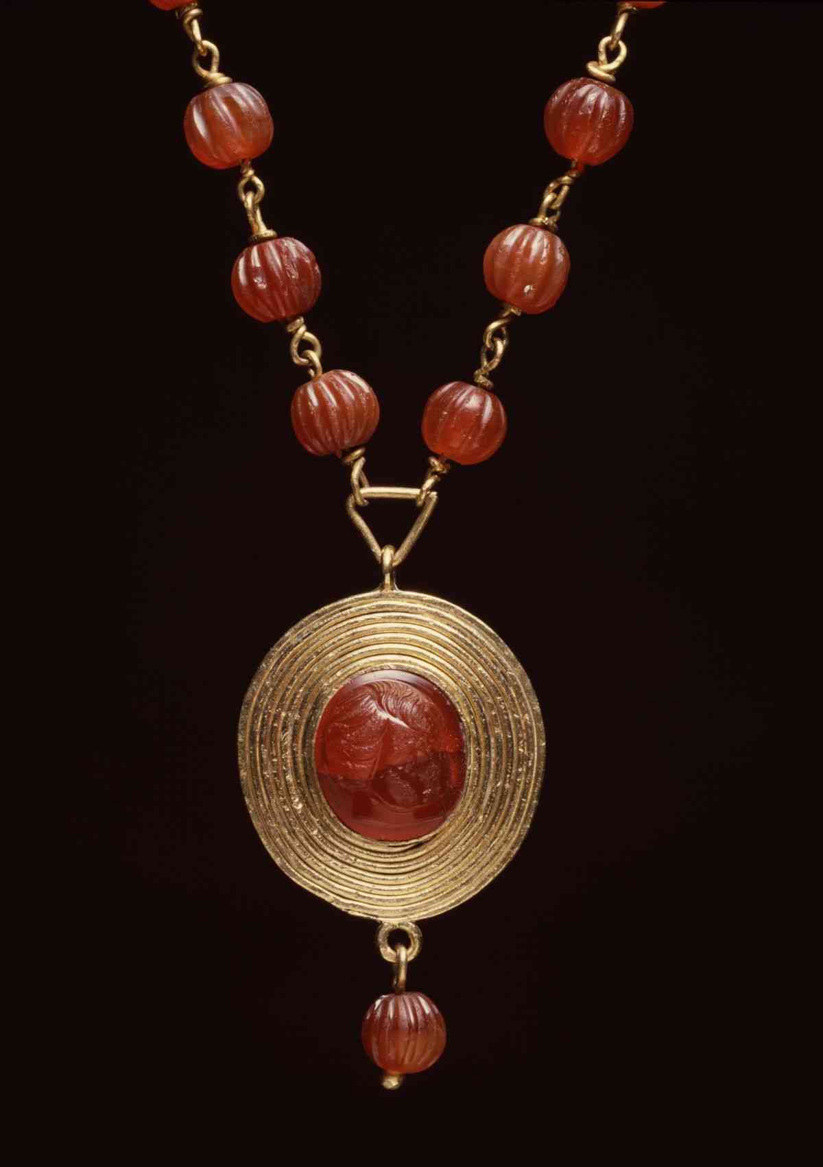 古代ローマの金の指輪発見　イスラエル沖で、大量コインも