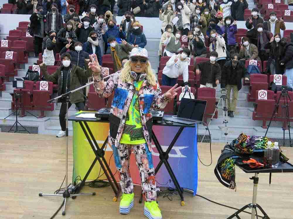 DJ KOO 大阪芸大での特別講義で激アツDJプレー披露!「今度はクラブで授業やる?」