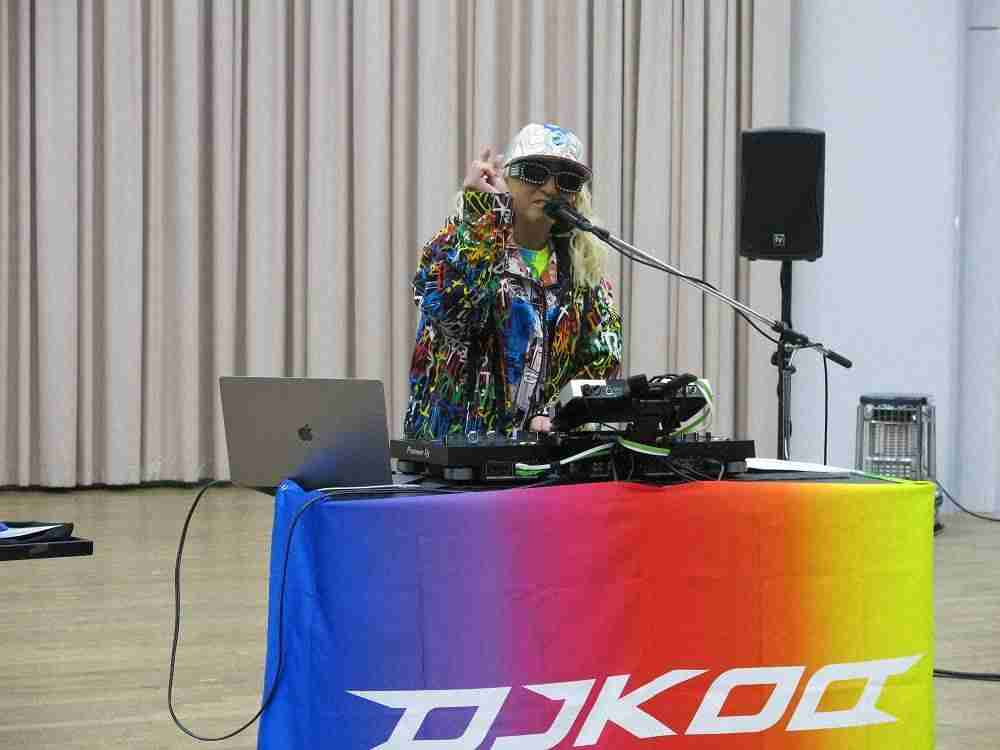DJ KOO 大阪芸大での特別講義で激アツDJプレー披露!「今度はクラブで授業やる?」