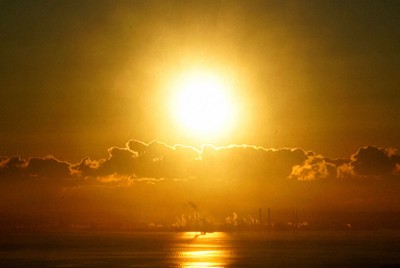 初日の出、赤い太陽に歓声 東京スカイツリー、天望デッキに800人