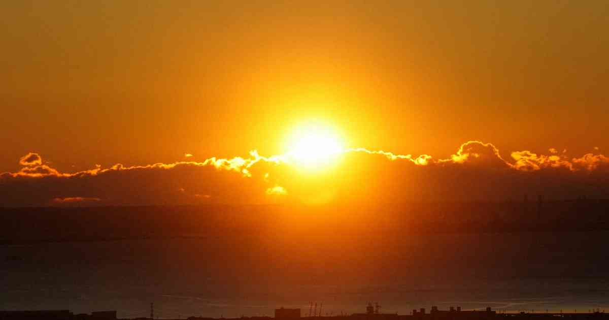 初日の出、赤い太陽に歓声　東京スカイツリー、天望デッキに800人 | 毎日新聞