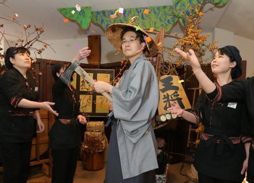 藤井竜王　「くいだおれ太郎」風衣装で撮影「ハハハハ…無になってやりました」