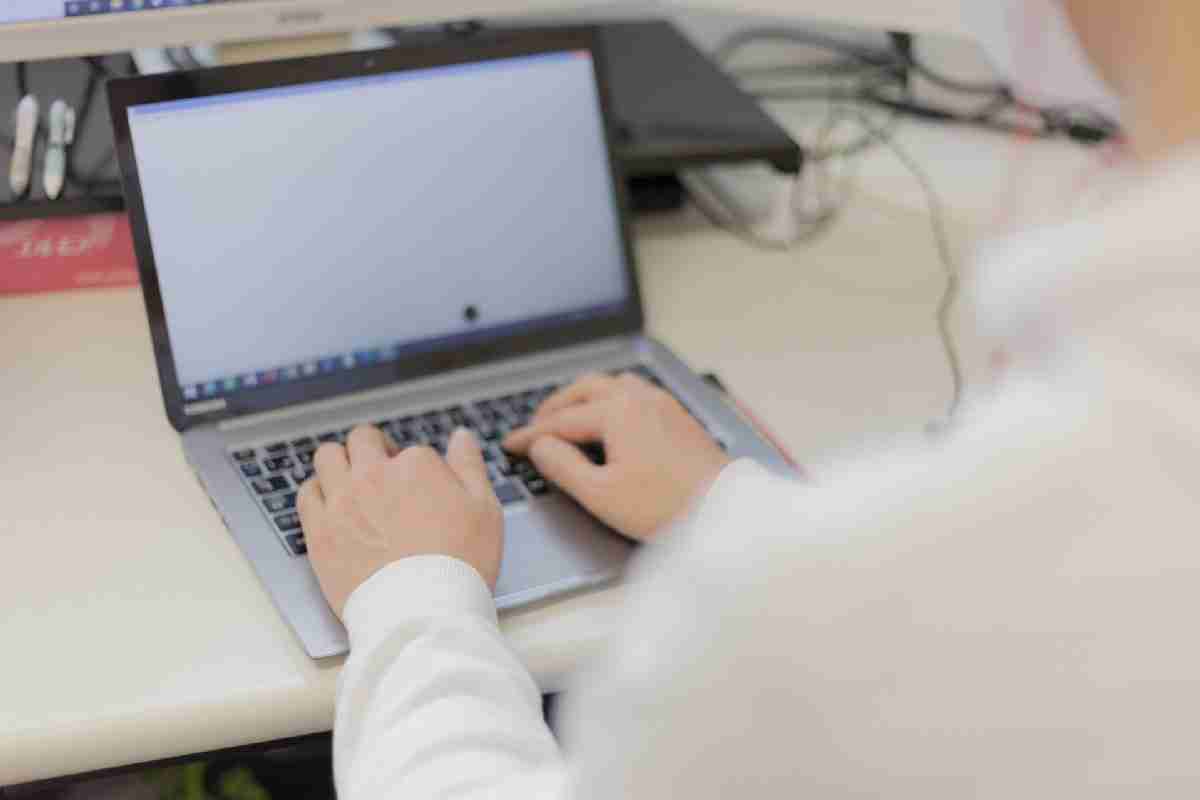 顔見せがストレスに？オンライン授業中もマスクを外さない学生たちの事情 | マネーポストWEB