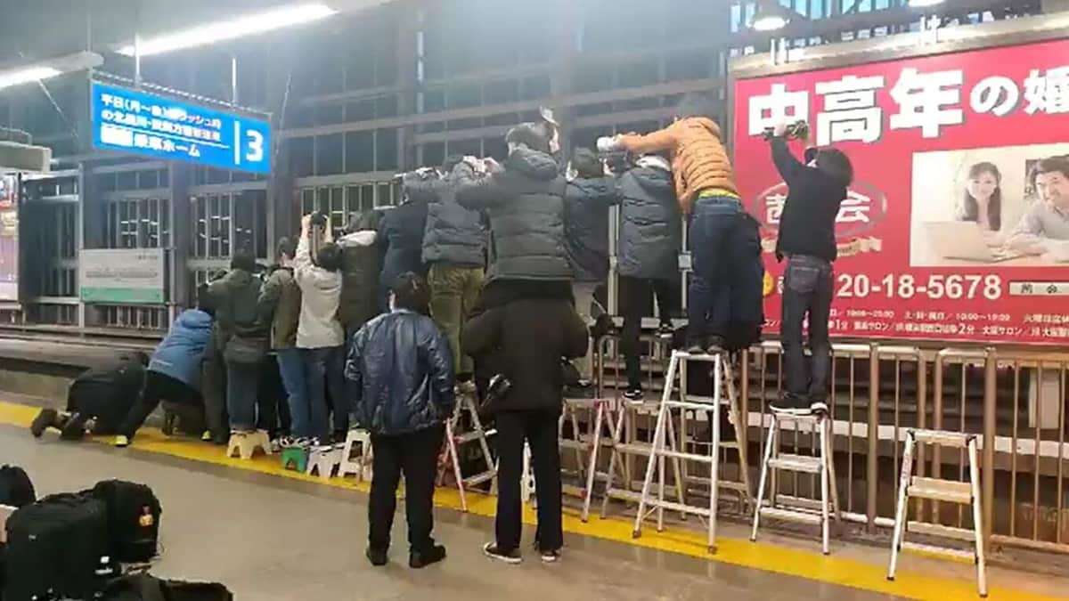撮り鉄「暴走ホーム脚立撮影」騒動の問題点　「まず点字ブロックはあけて」私鉄ことでんに共感の声: J-CAST ニュース