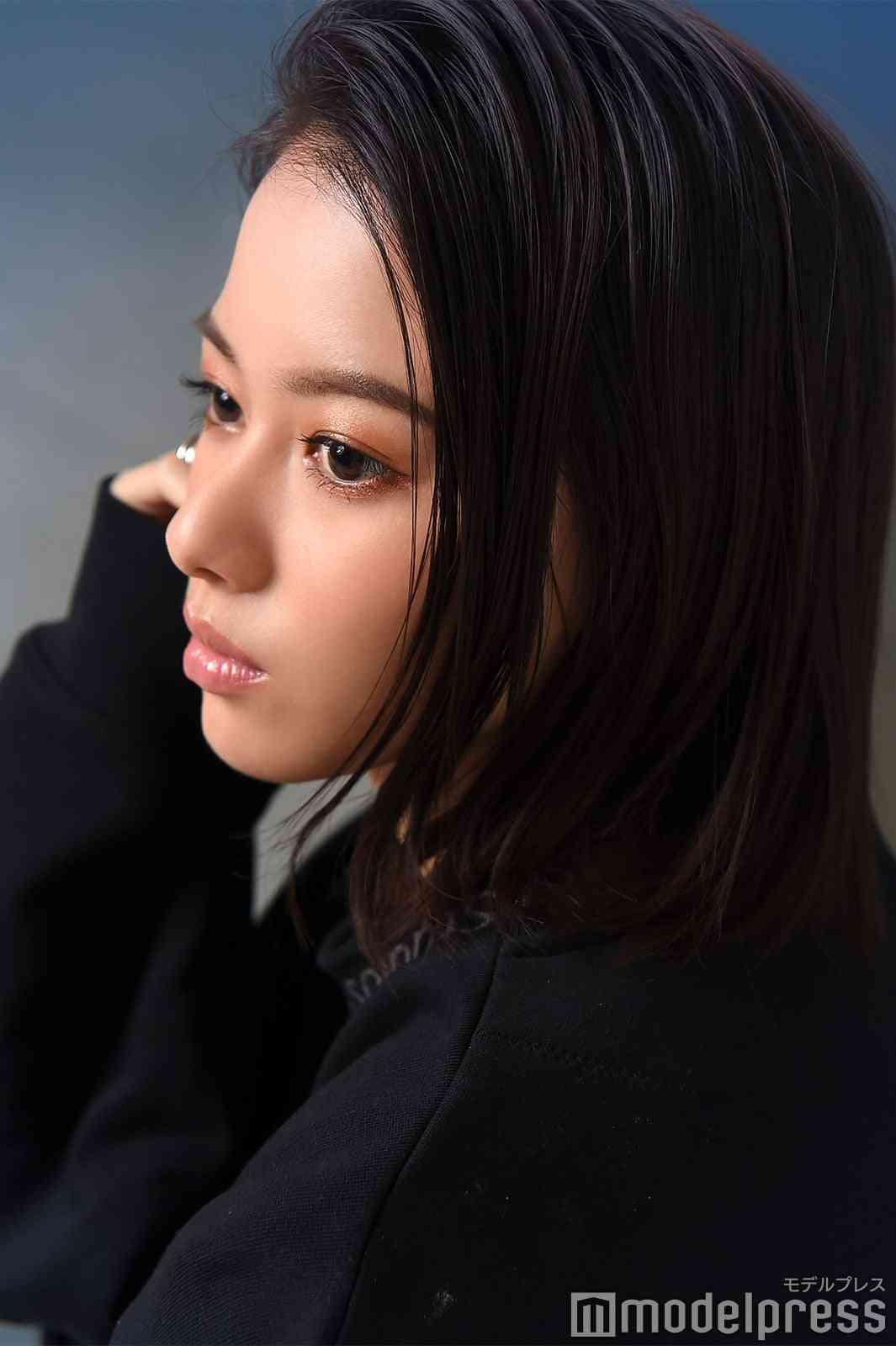 波瑠：山本舞香、成海璃子とCM出演で美髪を披露　“ホタルの精”にも