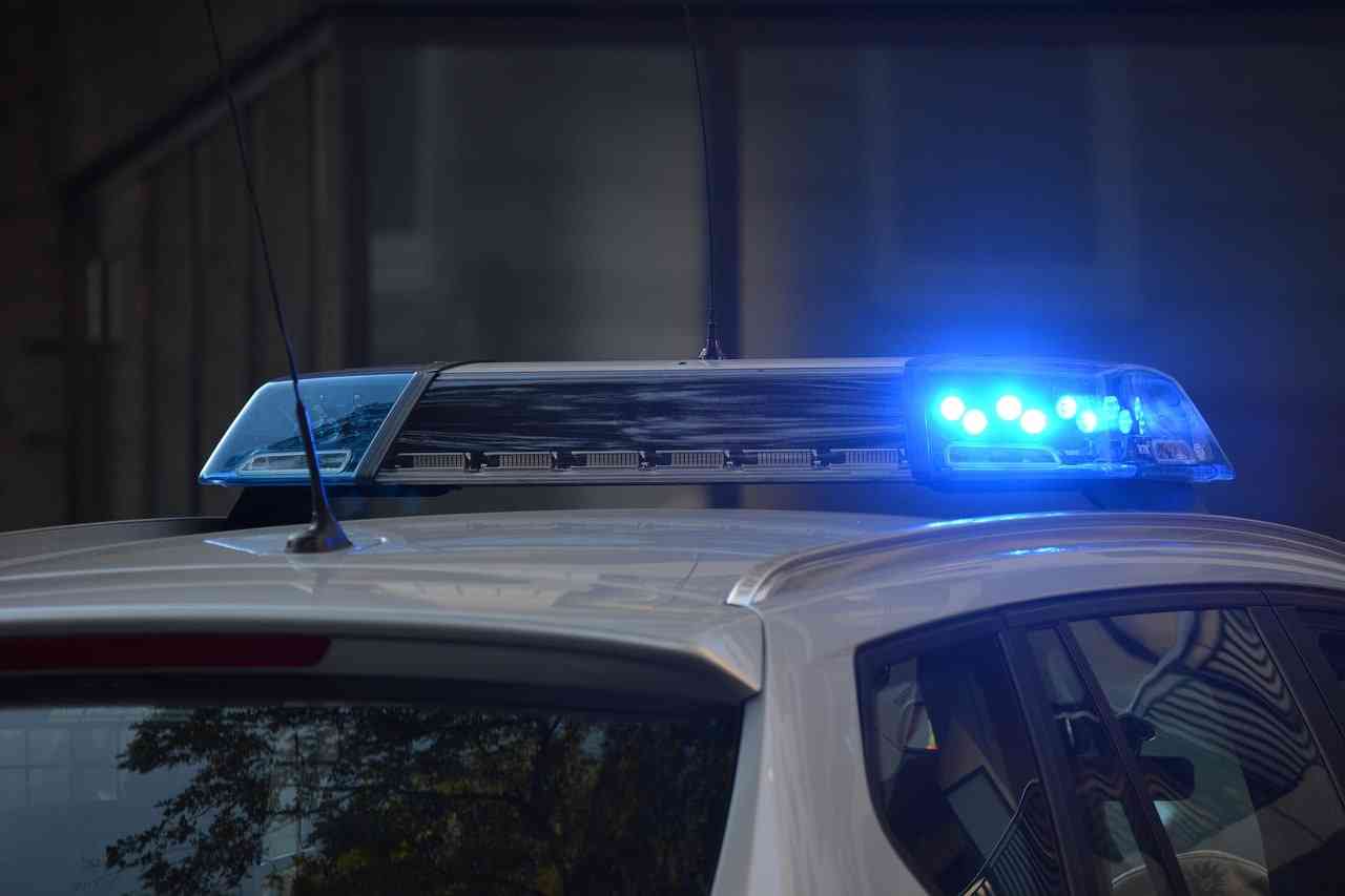 デリバリー配達中に違法薬物で逮捕 代わりに警察官が商品を届け称賛を浴びる(英)