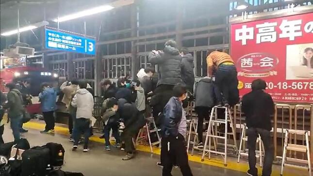 撮り鉄「暴走ホーム脚立撮影」騒動の問題点 「まず点字ブロックはあけて」私鉄ことでんに共感の声