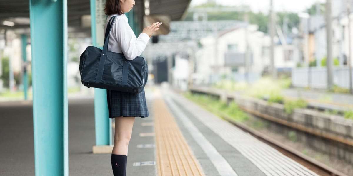 「怖そうな男の人だった」駅のホームでぶつかり、女子高生のスマホ破損…責任は誰に？ - 弁護士ドットコム