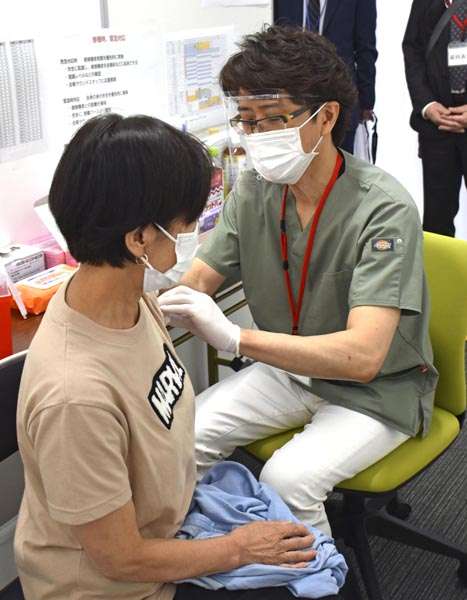 (2ページ目)【新型コロナウイルス】ワクチン2回接種にも落とし穴が…兵庫の女性2人に陽性反応｜日刊ゲンダイDIGITAL