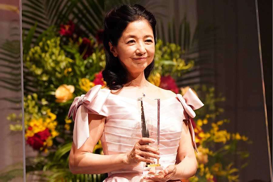【ジュエリーベストドレッサー】63歳宮崎美子、巨大リボンのドレスで登場「輝いていけるおばあちゃんに」 | ENCOUNT - (2)
