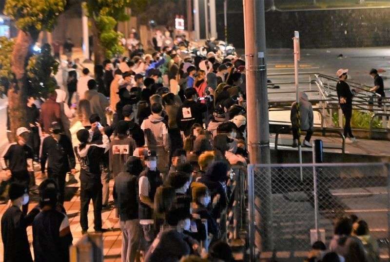 「仲間が警官に暴行された」　若者300人以上が警察署を取り巻き騒ぎに　沖縄