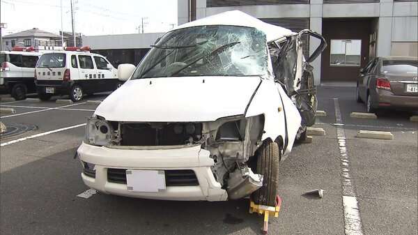 車が信号機に衝突し4人死傷　千葉・習志野市