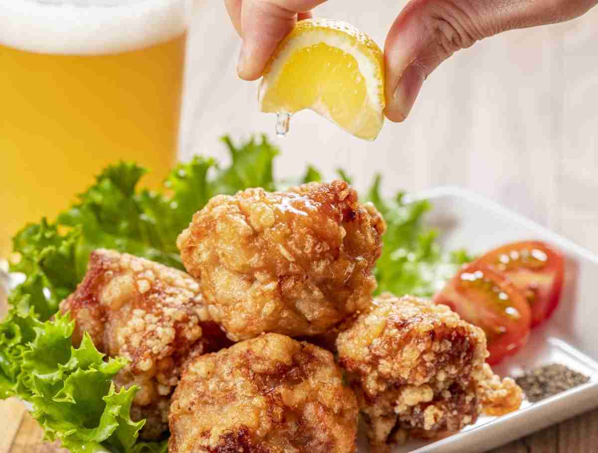 唐揚げに「レモン」かける？　かけない？　勝手にかける人の心理は？　2000人調査、専門家の見解も（オトナンサー） - Yahoo!ニュース