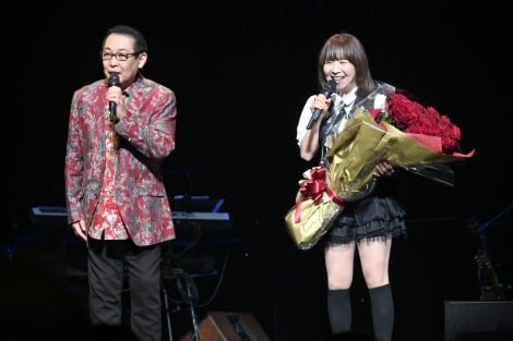 50周年のイルカ、ミニスカ披露「人生楽しまなきゃ」 息子と「なごり雪」歌唱