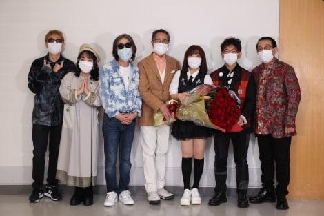 50周年のイルカ、ミニスカ披露「人生楽しまなきゃ」 息子と「なごり雪」歌唱
