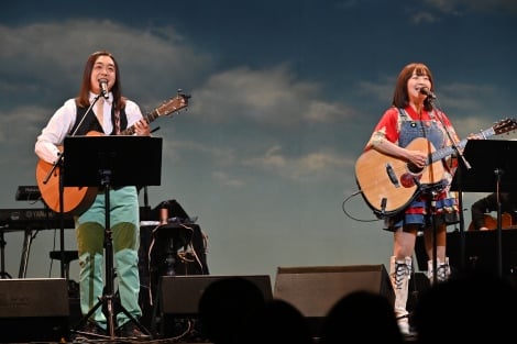 50周年のイルカ、ミニスカ披露「人生楽しまなきゃ」 息子と「なごり雪」歌唱