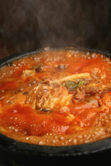 「激辛料理」を食べると、体にはどのような影響がある？　食道や胃にダメージは？ | オトナンサー