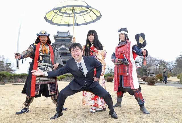 藤井竜王　「くいだおれ太郎」風衣装で撮影「ハハハハ…無になってやりました」