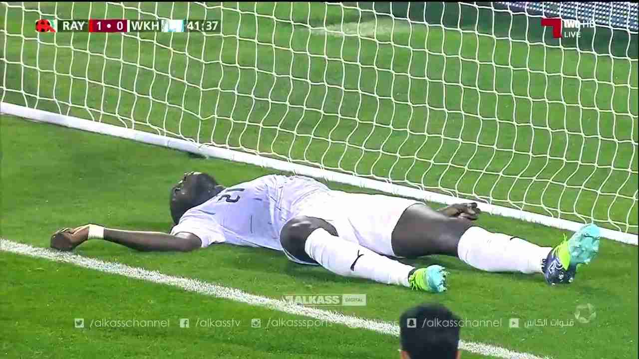 サッカー選手が試合中に心臓発作で倒れる - ニコニコ動画