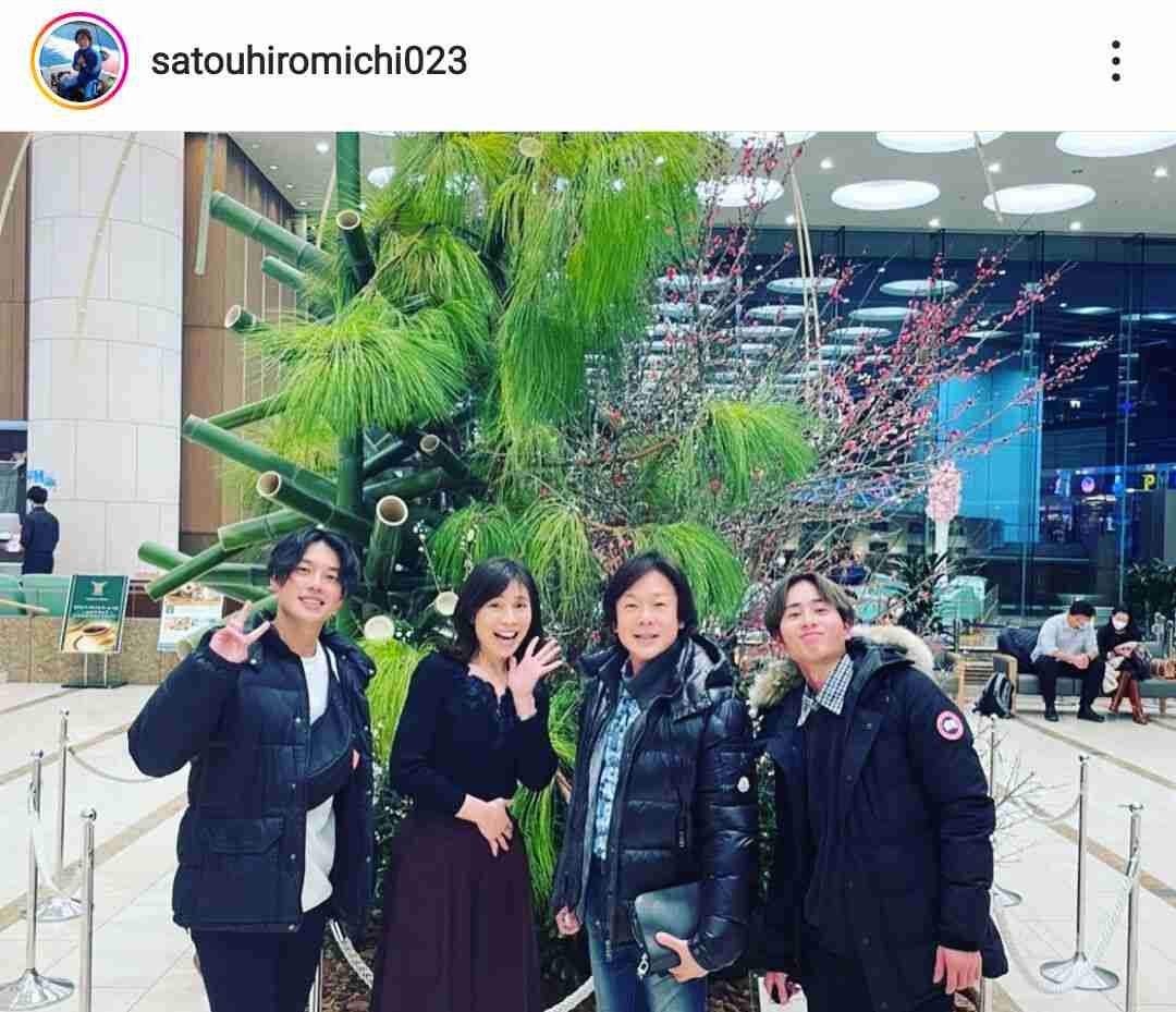佐藤弘道、妻＆息子２人と“顔出し”家族ショット「良い笑顔」「素敵な御家族」 : スポーツ報知