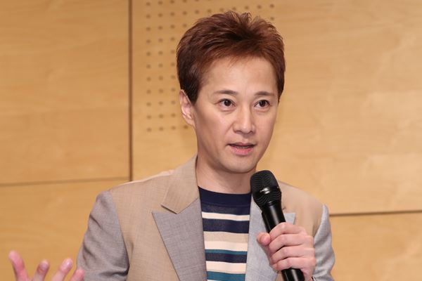 中居正広“SMAPの象徴”白マイクをキスマイに贈呈!メンバーの名前入りで総額400万円超え
