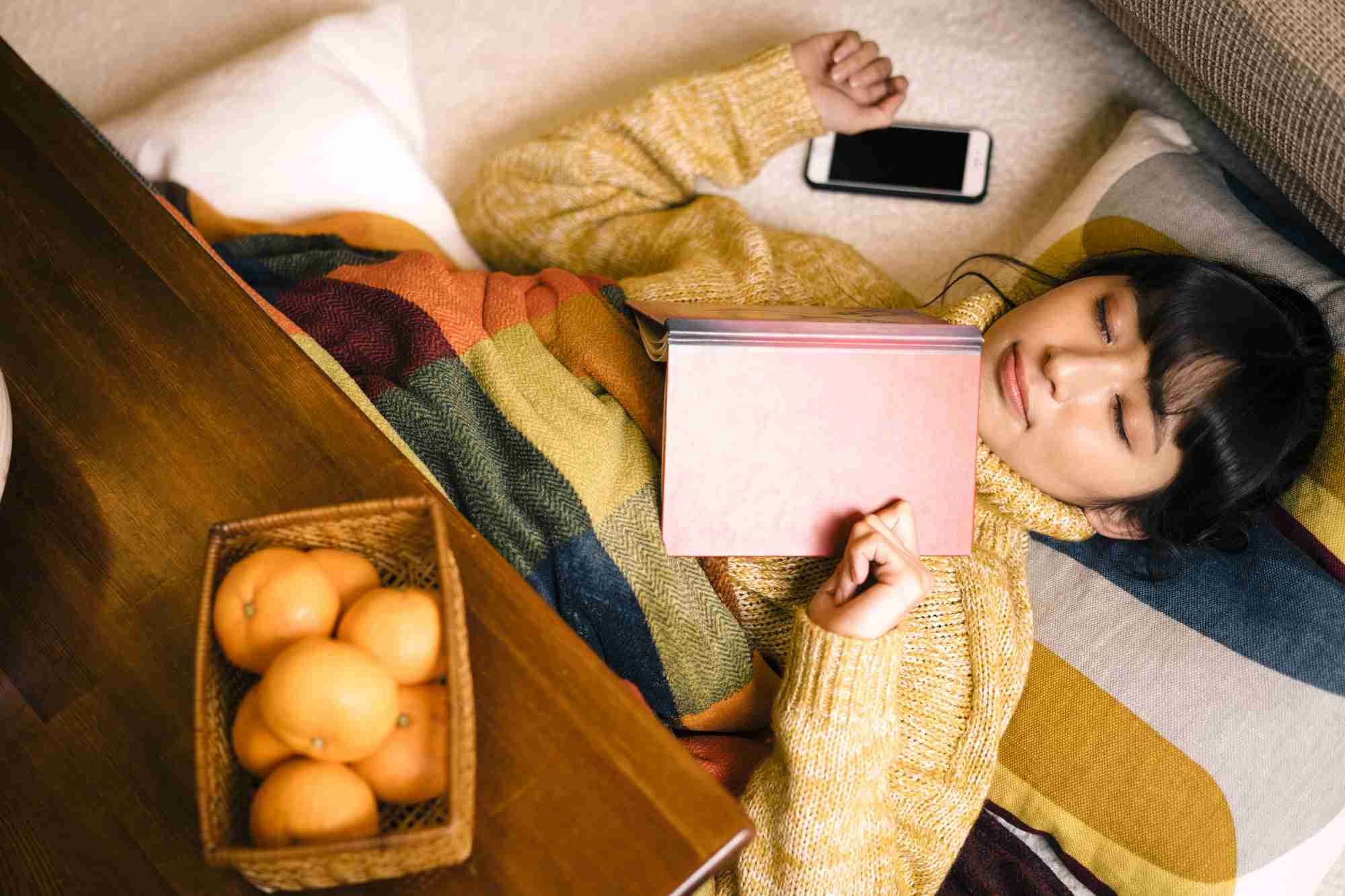 ＜こたつの魔力＞布団の代わりにこたつで寝起き！あたたかくてやめられない | ママスタセレクト