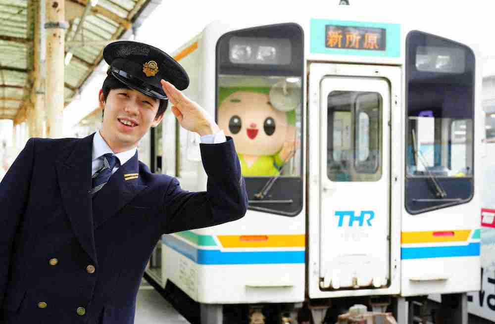 藤井竜王 勝者のコスプレ初体験!さすがの読み「動物か鉄道」幼少期の憧れ車掌制服姿で笑顔