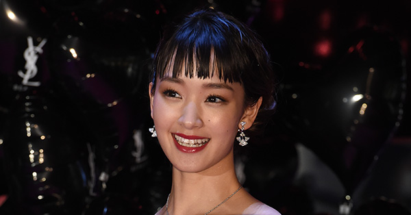 剛力彩芽　超ハイテンション、駅で突然ダンス…新恋人・丘山晴己の“宇宙人”ぶりが話題 | 女性自身