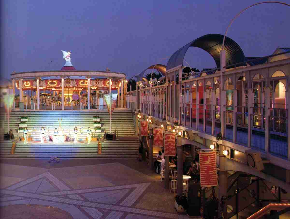 若い頃に遊んだ施設やスポットを懐かしむトピ。