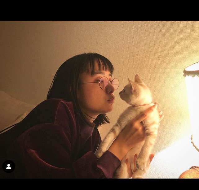 山本美月「猫アレルギーなのに」メガネ姿で猫とツーショット、「対策万全で」に気遣う声と「可愛い」反響