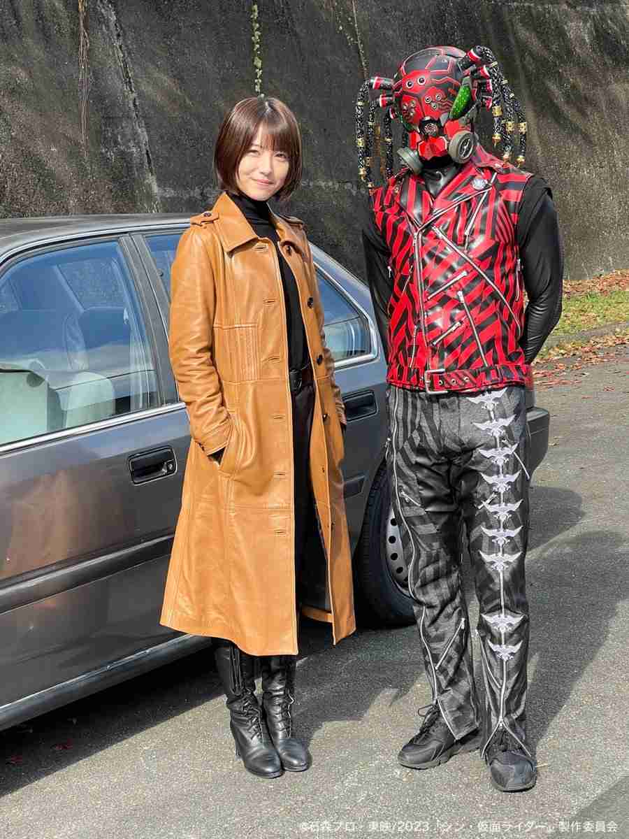 『シン・仮面ライダー』浜辺美波の写真を公開 隣のキャラクターが憶測呼ぶ「令和の蜘蛛男」「スケボー上手そう」