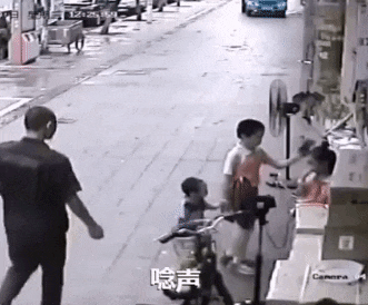 3歳女の子を母から引き離し「全財産よこせ」　23歳男が脅迫　映像に犯行の一部始終