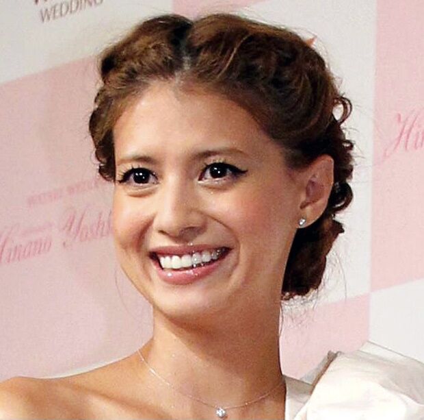 吉川ひなの、ビキニで長女と美しすぎるヨガポーズ「手足の長さ惚れ惚れします」など反響