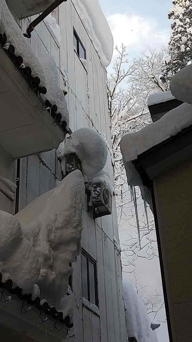 大雪がやんだ後は、頭上に潜む危険に注意　青森では室外機が悲惨すぎる状態に
